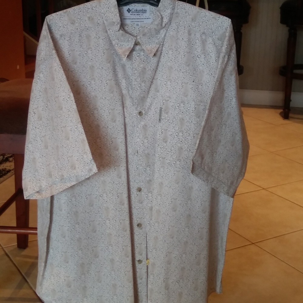 A mens Columbia Fishing Shirt